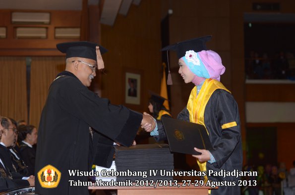 wisuda-unpad-gel-iv-ta-2012_2013-fakultas-peternakan-oleh-dekan-043