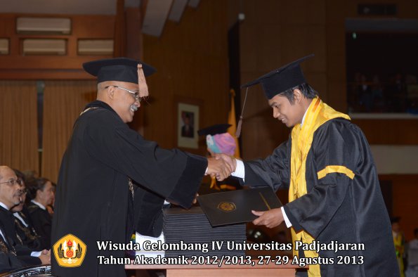 wisuda-unpad-gel-iv-ta-2012_2013-fakultas-peternakan-oleh-dekan-044