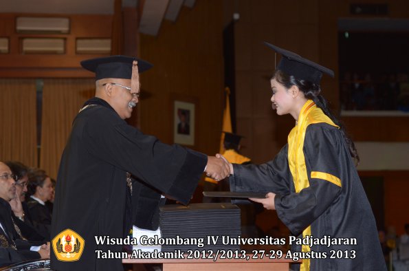 wisuda-unpad-gel-iv-ta-2012_2013-fakultas-peternakan-oleh-dekan-045