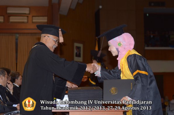 wisuda-unpad-gel-iv-ta-2012_2013-fakultas-peternakan-oleh-dekan-046