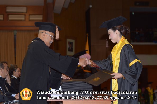 wisuda-unpad-gel-iv-ta-2012_2013-fakultas-peternakan-oleh-dekan-047