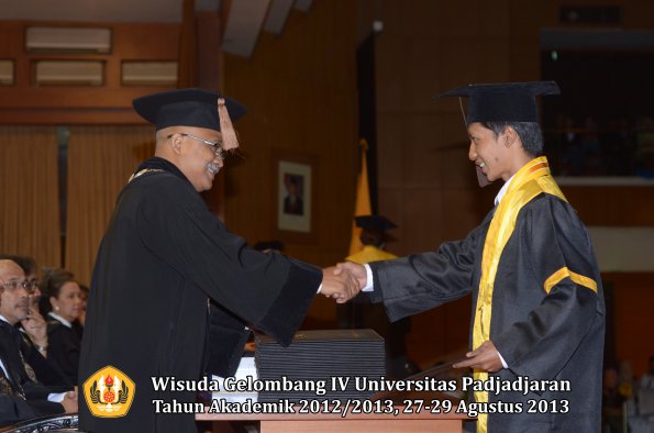 wisuda-unpad-gel-iv-ta-2012_2013-fakultas-peternakan-oleh-dekan-048