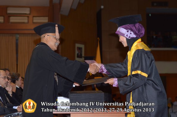 wisuda-unpad-gel-iv-ta-2012_2013-fakultas-peternakan-oleh-dekan-051