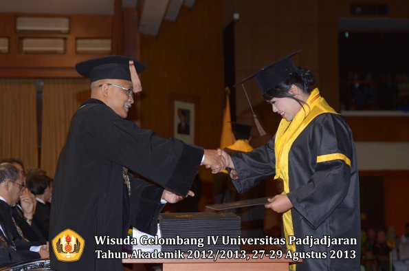 wisuda-unpad-gel-iv-ta-2012_2013-fakultas-peternakan-oleh-dekan-053