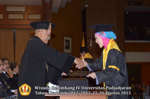 wisuda-unpad-gel-iv-ta-2012_2013-fakultas-peternakan-oleh-dekan-054