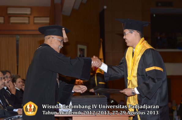 wisuda-unpad-gel-iv-ta-2012_2013-fakultas-peternakan-oleh-dekan-055