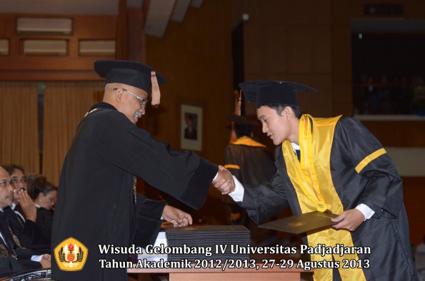 wisuda-unpad-gel-iv-ta-2012_2013-fakultas-peternakan-oleh-dekan-057