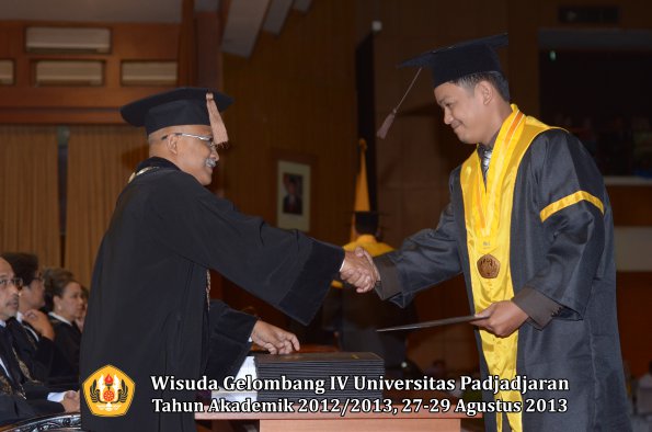 wisuda-unpad-gel-iv-ta-2012_2013-fakultas-peternakan-oleh-dekan-060