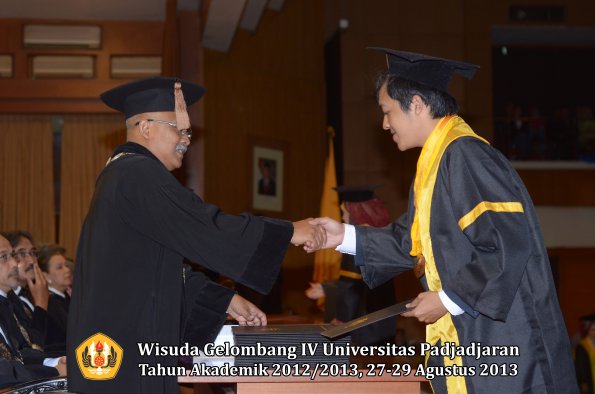 wisuda-unpad-gel-iv-ta-2012_2013-fakultas-peternakan-oleh-dekan-062