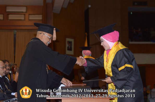 wisuda-unpad-gel-iv-ta-2012_2013-fakultas-peternakan-oleh-dekan-066