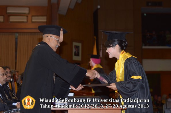 wisuda-unpad-gel-iv-ta-2012_2013-fakultas-peternakan-oleh-dekan-067