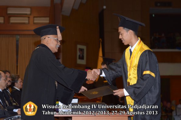 wisuda-unpad-gel-iv-ta-2012_2013-fakultas-peternakan-oleh-dekan-068