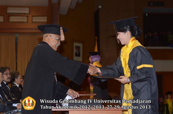 wisuda-unpad-gel-iv-ta-2012_2013-fakultas-peternakan-oleh-dekan-071