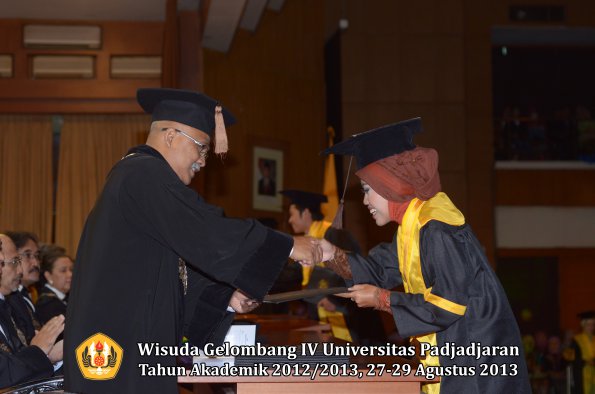 wisuda-unpad-gel-iv-ta-2012_2013-fakultas-peternakan-oleh-dekan-073