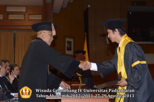 wisuda-unpad-gel-iv-ta-2012_2013-fakultas-peternakan-oleh-dekan-074