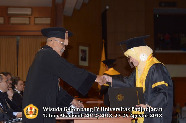 wisuda-unpad-gel-iv-ta-2012_2013-fakultas-peternakan-oleh-dekan-075