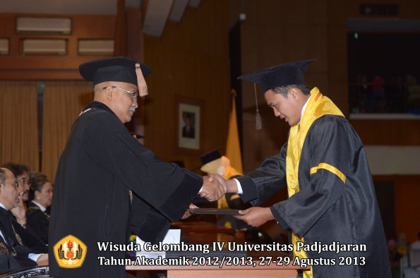 wisuda-unpad-gel-iv-ta-2012_2013-fakultas-peternakan-oleh-dekan-076