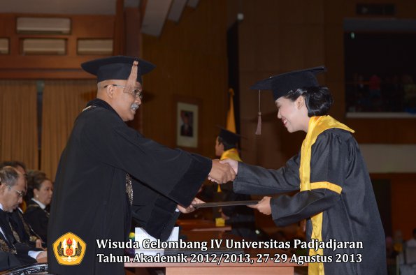 wisuda-unpad-gel-iv-ta-2012_2013-fakultas-peternakan-oleh-dekan-078