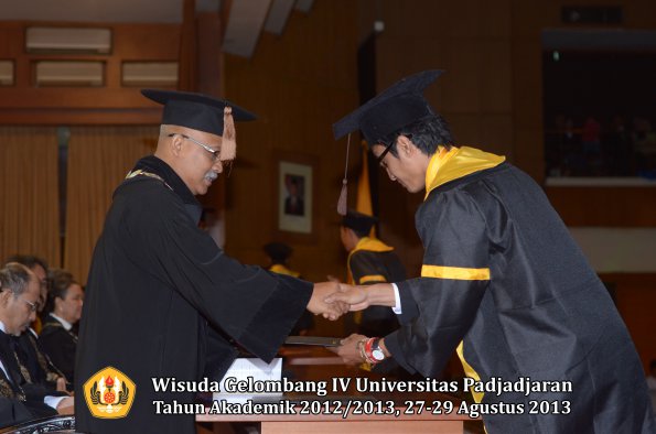 wisuda-unpad-gel-iv-ta-2012_2013-fakultas-peternakan-oleh-dekan-081