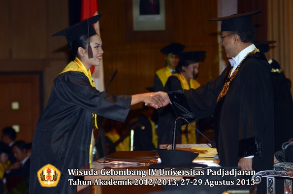 wisuda-unpad-gel-iv-ta-2012_2013-fakultas-peternakan-oleh-rektor-012
