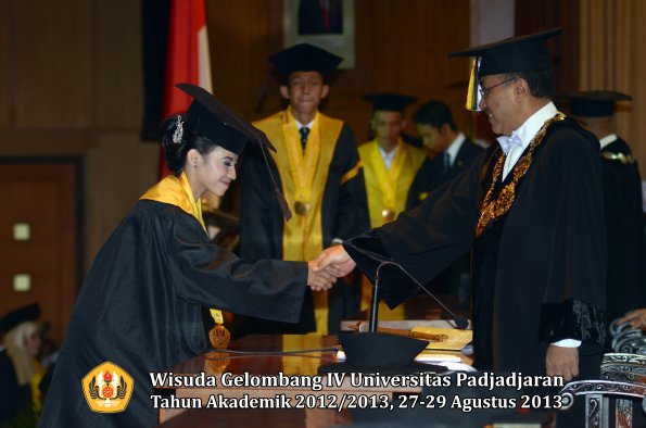 wisuda-unpad-gel-iv-ta-2012_2013-fakultas-peternakan-oleh-rektor-024