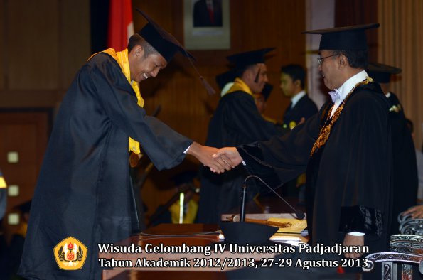 wisuda-unpad-gel-iv-ta-2012_2013-fakultas-peternakan-oleh-rektor-025