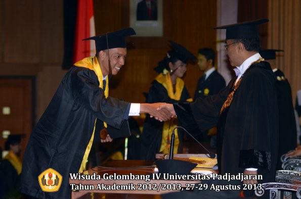 wisuda-unpad-gel-iv-ta-2012_2013-fakultas-peternakan-oleh-rektor-030