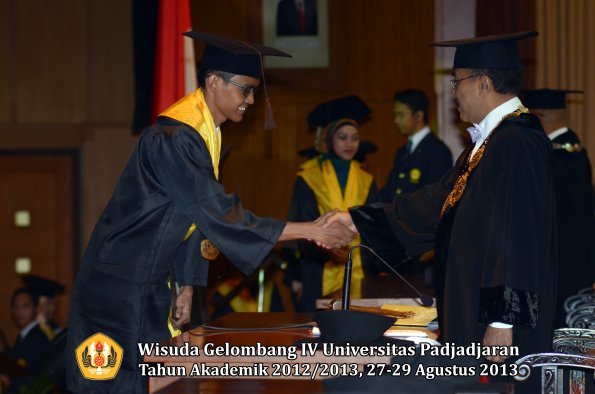 wisuda-unpad-gel-iv-ta-2012_2013-fakultas-peternakan-oleh-rektor-034