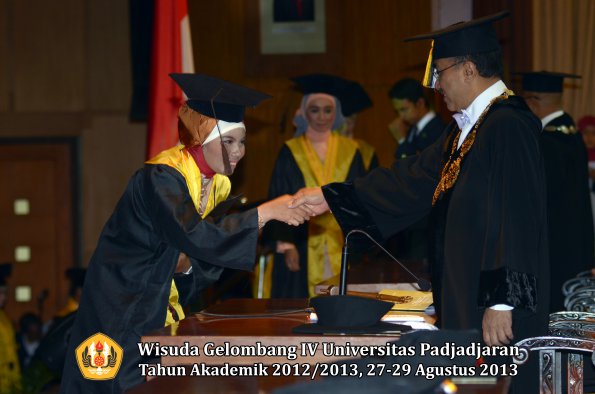 wisuda-unpad-gel-iv-ta-2012_2013-fakultas-peternakan-oleh-rektor-040