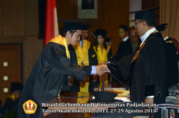 wisuda-unpad-gel-iv-ta-2012_2013-fakultas-peternakan-oleh-rektor-043