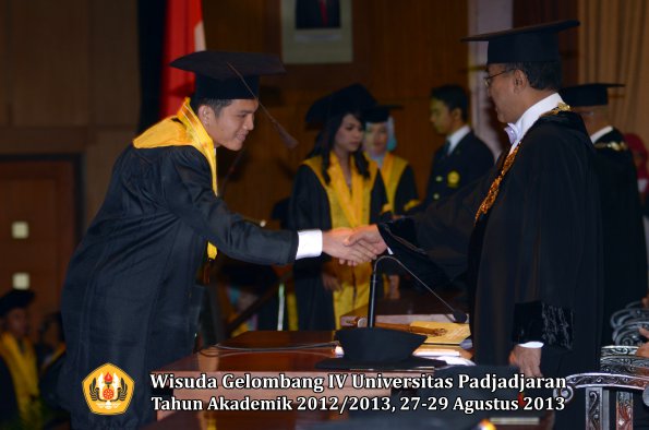 wisuda-unpad-gel-iv-ta-2012_2013-fakultas-peternakan-oleh-rektor-044