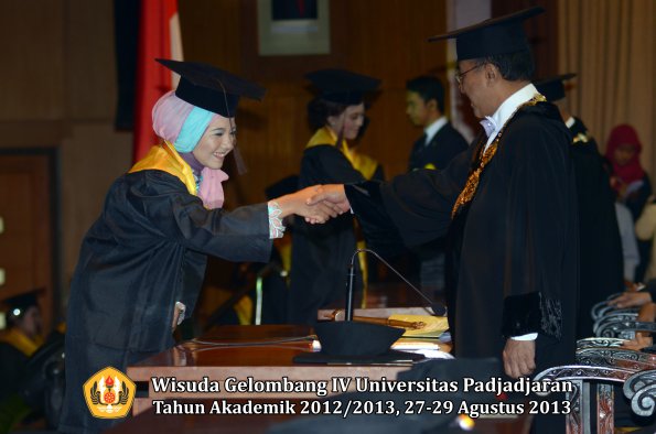 wisuda-unpad-gel-iv-ta-2012_2013-fakultas-peternakan-oleh-rektor-049