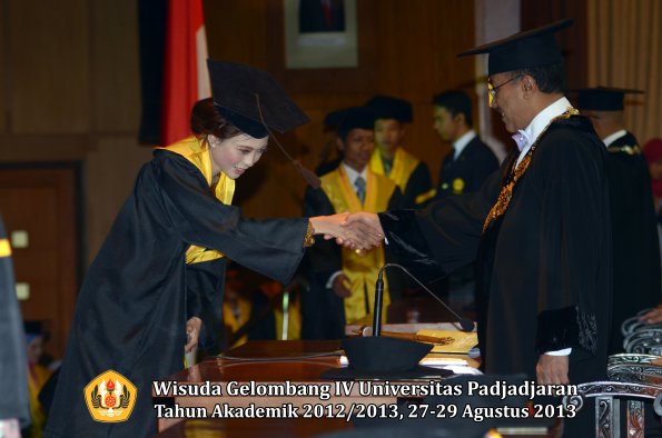 wisuda-unpad-gel-iv-ta-2012_2013-fakultas-peternakan-oleh-rektor-050