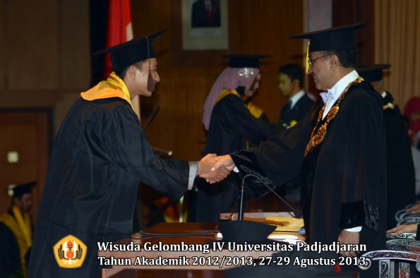 wisuda-unpad-gel-iv-ta-2012_2013-fakultas-peternakan-oleh-rektor-052