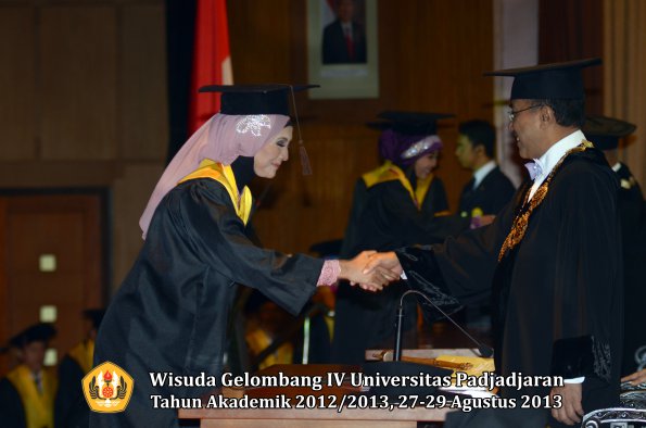 wisuda-unpad-gel-iv-ta-2012_2013-fakultas-peternakan-oleh-rektor-053