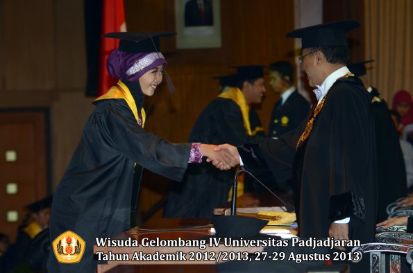 wisuda-unpad-gel-iv-ta-2012_2013-fakultas-peternakan-oleh-rektor-054