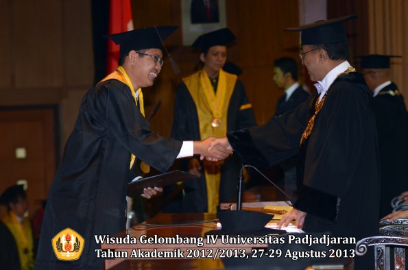 wisuda-unpad-gel-iv-ta-2012_2013-fakultas-peternakan-oleh-rektor-058