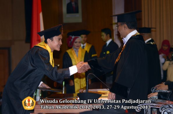 wisuda-unpad-gel-iv-ta-2012_2013-fakultas-peternakan-oleh-rektor-060