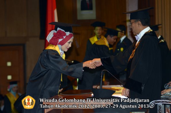 wisuda-unpad-gel-iv-ta-2012_2013-fakultas-peternakan-oleh-rektor-061