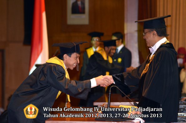 wisuda-unpad-gel-iv-ta-2012_2013-fakultas-peternakan-oleh-rektor-082