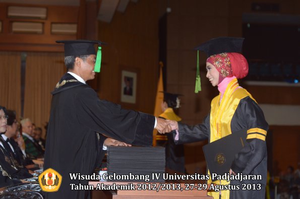 wisuda-unpad-gel-iv-ta-2012_2013-fakultas-keperawatan-oleh-dekan-023