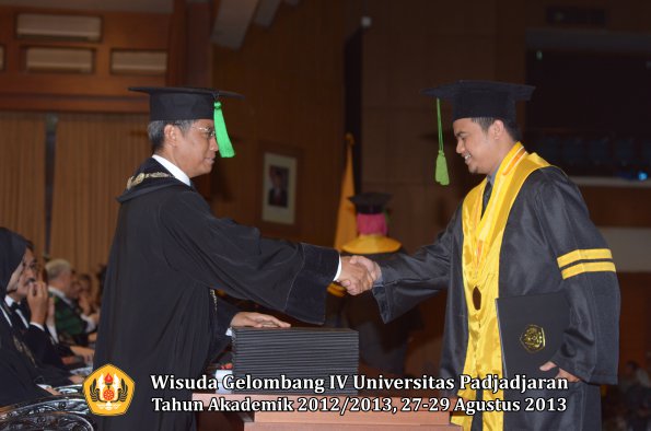 wisuda-unpad-gel-iv-ta-2012_2013-fakultas-keperawatan-oleh-dekan-030