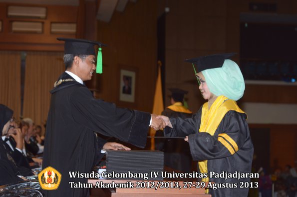 wisuda-unpad-gel-iv-ta-2012_2013-fakultas-keperawatan-oleh-dekan-031