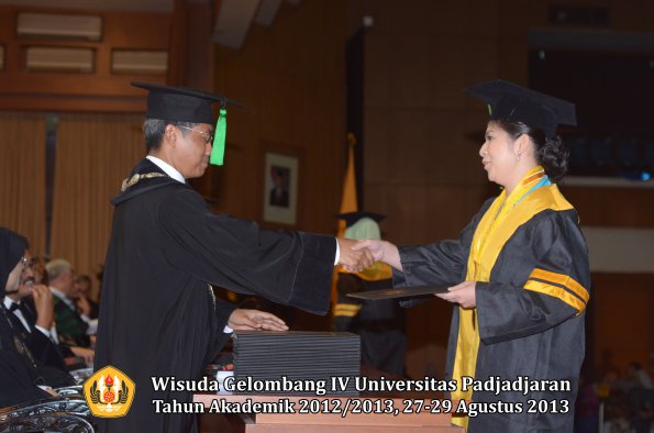 wisuda-unpad-gel-iv-ta-2012_2013-fakultas-keperawatan-oleh-dekan-032