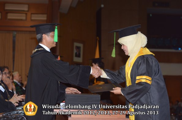 wisuda-unpad-gel-iv-ta-2012_2013-fakultas-keperawatan-oleh-dekan-036