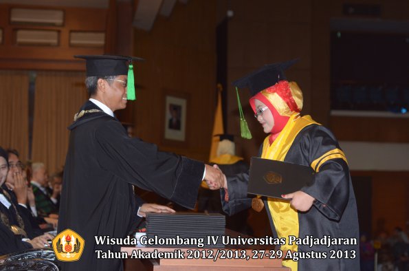 wisuda-unpad-gel-iv-ta-2012_2013-fakultas-keperawatan-oleh-dekan-037