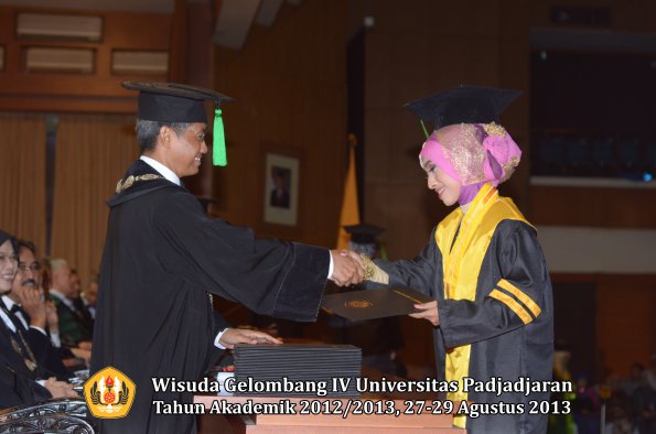 wisuda-unpad-gel-iv-ta-2012_2013-fakultas-keperawatan-oleh-dekan-039