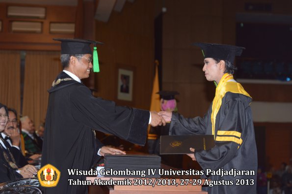 wisuda-unpad-gel-iv-ta-2012_2013-fakultas-keperawatan-oleh-dekan-040