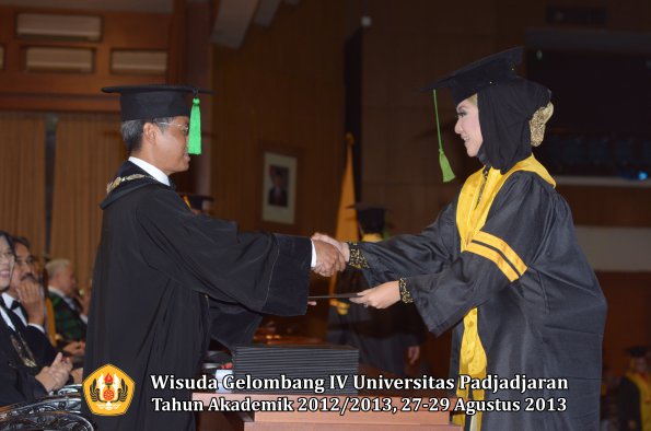 wisuda-unpad-gel-iv-ta-2012_2013-fakultas-keperawatan-oleh-dekan-041