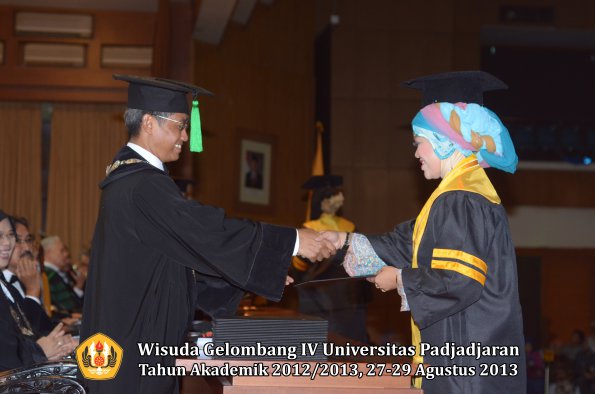 wisuda-unpad-gel-iv-ta-2012_2013-fakultas-keperawatan-oleh-dekan-042